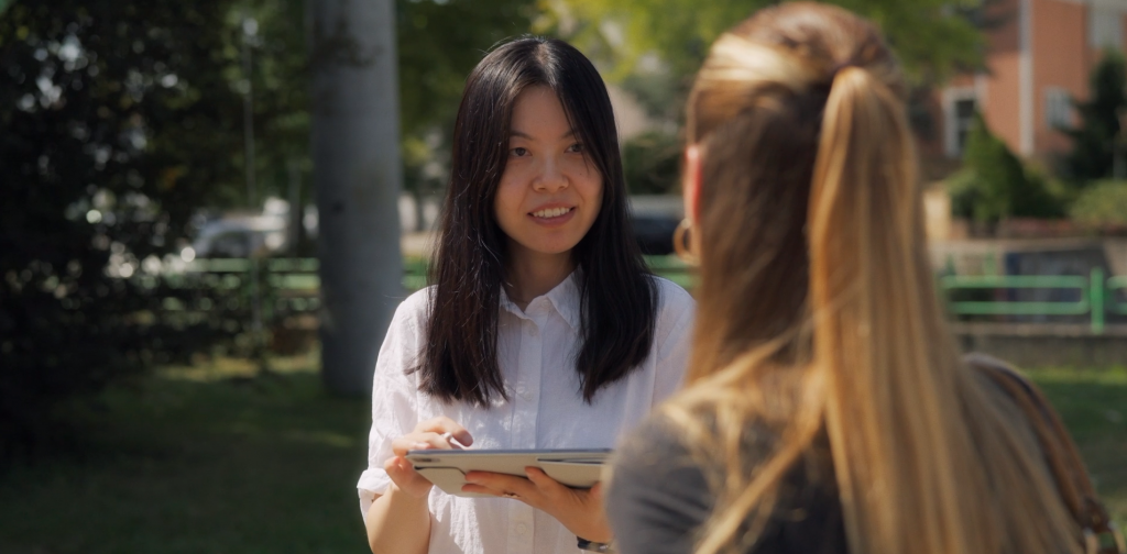 eine Forschende führt ein Interview mit einer Passantin